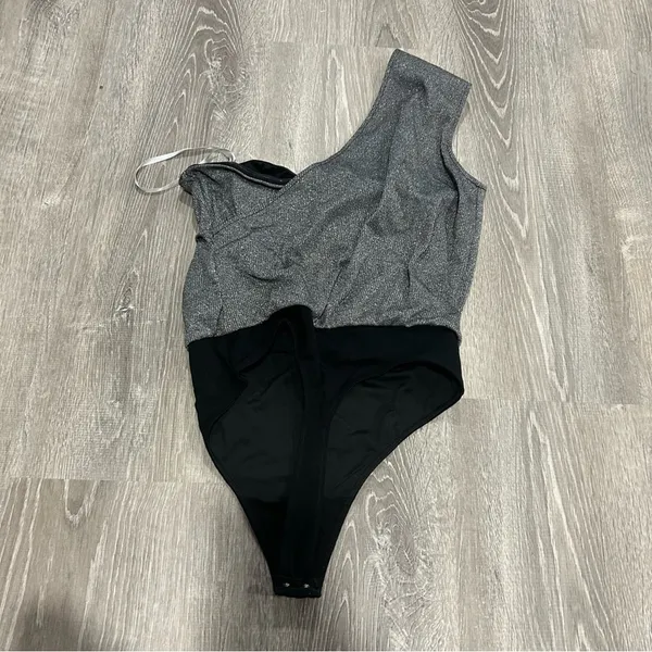 Revolve Lovers + Friends Silver Shimmer One Shoulder Bodysuit Size S - Image 6