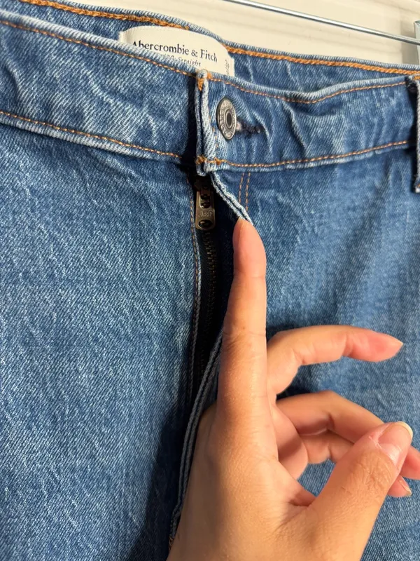 Abercrombie & Fitch 90's Straight Ultra High Rise Blue Wash Raw‎ Hem 34/18 Short - Image 7