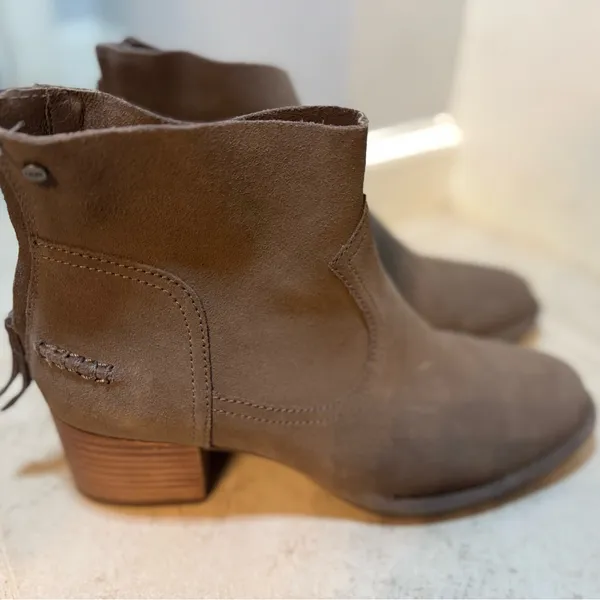 UGG Bandara Ankle‎ Boots, 7.5 - Image 3