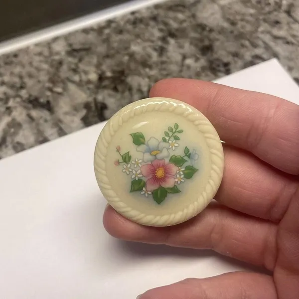 Signed Avon - Ceramic Flowers Round Brooch /Pin - Image 5
