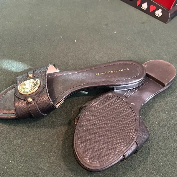 NEW‎ Tommy Hilfiger Black Sandals W Gold Logo Size 6:5 - Image 6
