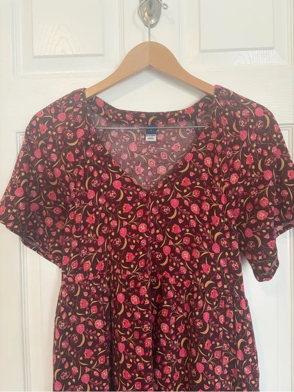 Old Navy Burgundy Floral Tiered Mini Dress Size Small V Neck Short Sleeve Maroon - Image 3