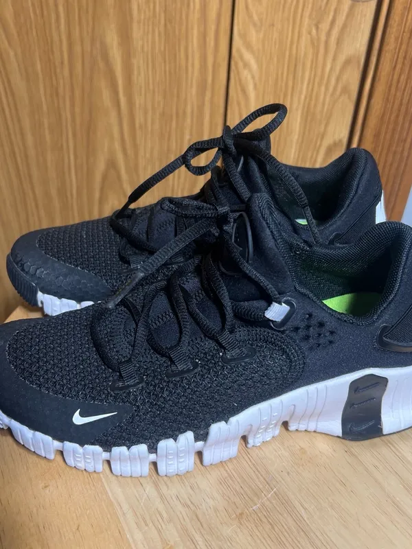 Nike women Black and White Breathable Sneakers - Image 2