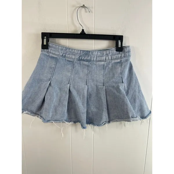 Mid Rise Pleated Denim Mini Skirt. Size 24. - Image 3