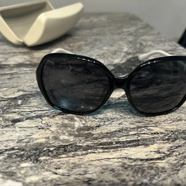Elegant Black Sunglasses - Image 8