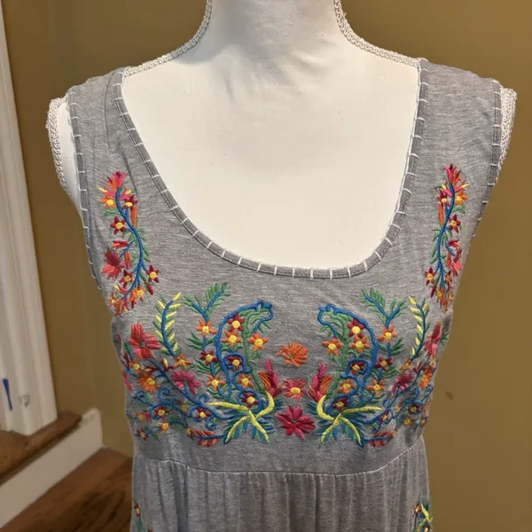 Chelsea & Theodore Maxi Dress M Gray Sleeveless‎ Embroidered Boho Floral - Image 3