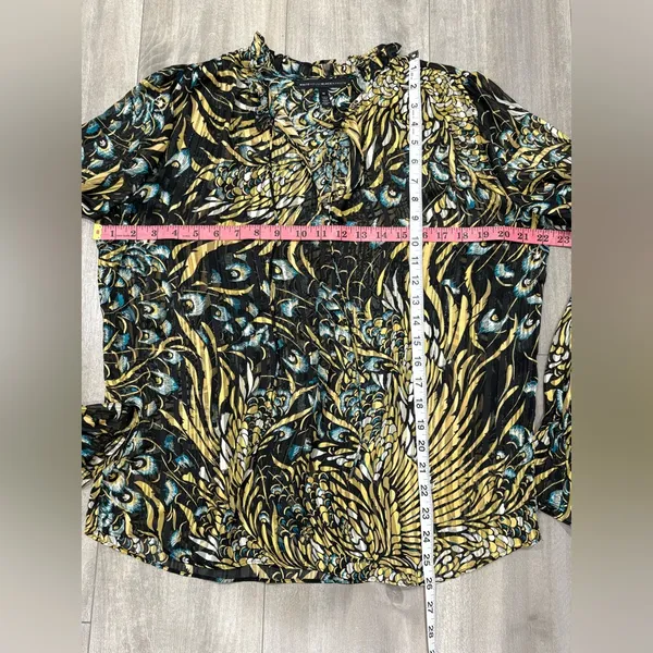 White House Black Market Black and Gold Blouse - Image 3