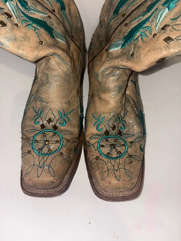 Corral Boots are the Women's Sand Horse Inlay and Multicolor Embroidery Square Toe model (A4266 - Image 5