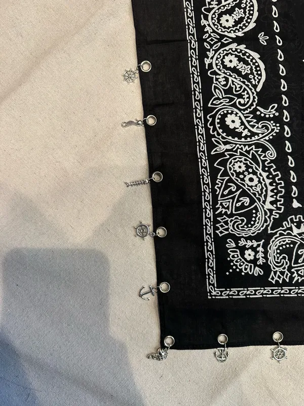 New black bandanna with silver charms - Image 4