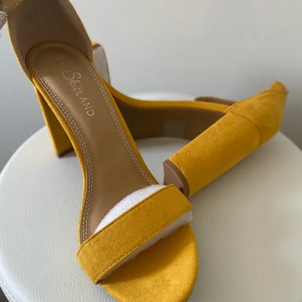 Mustard Yellow Block Heel Ankle Tie Sandals Size 9 NWT - Image 10
