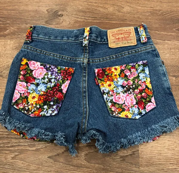 Levi's Vintage Floral Shorts - Image 2