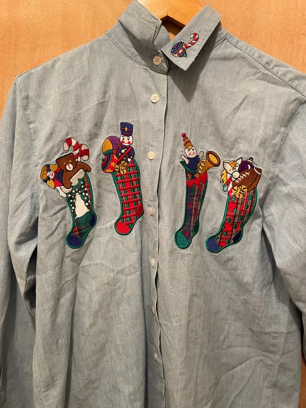 Vintage Christmas holiday stocking embroidered light wash denim shirt size small - Image 2