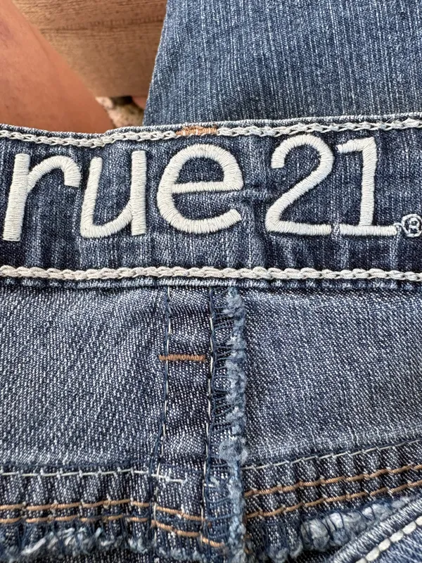 Rue 21 size 13/14 embellished denim jean shorts - Image 9