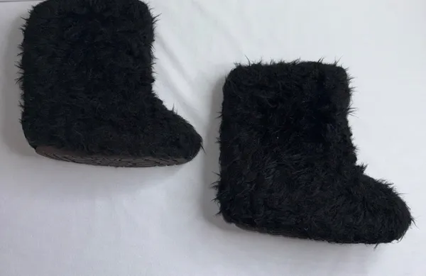 Black fur boots Size 8 - Image 4