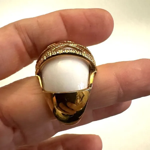 Deco large gold tone and white cocktail ring - Image 4
