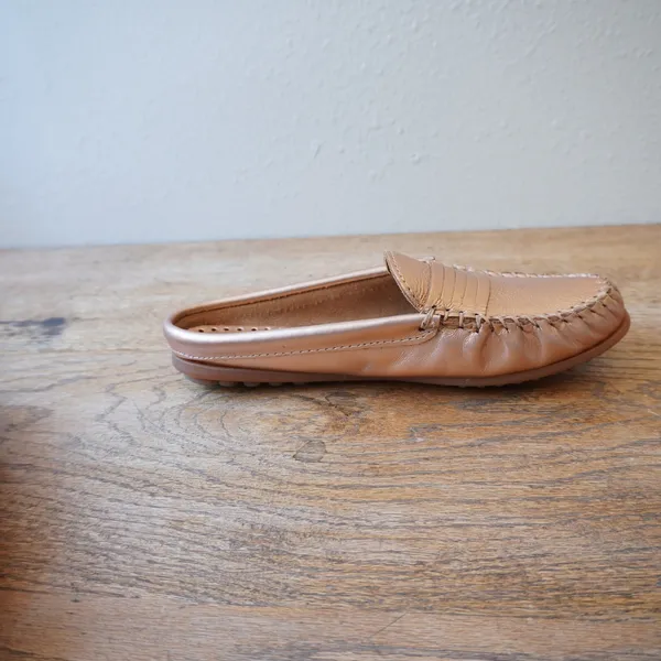 Minnetonka Womens Size 9 Mule Loafers Rose Gold Excellent Metallic Leather Flats - Image 6