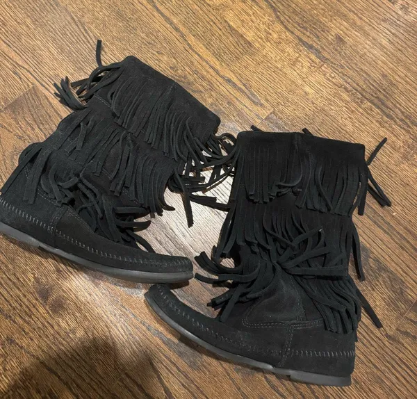Minnetonka Fringe Boots Black - Image 2