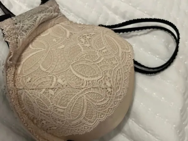 New Very Sexy Victoria's Secret Beige Lace Push-Up Bra with Black Straps 34D - Image 2