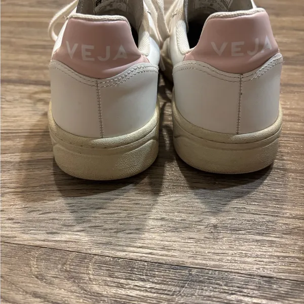 Veja Women's White and Pink Casual Sneakers - Image 4