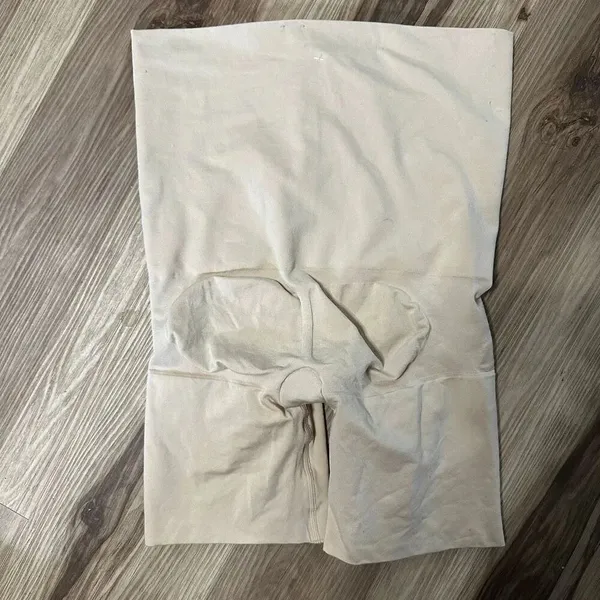 Spanx nude smoothing mid-thigh 1X shapewear shorts - Image 3