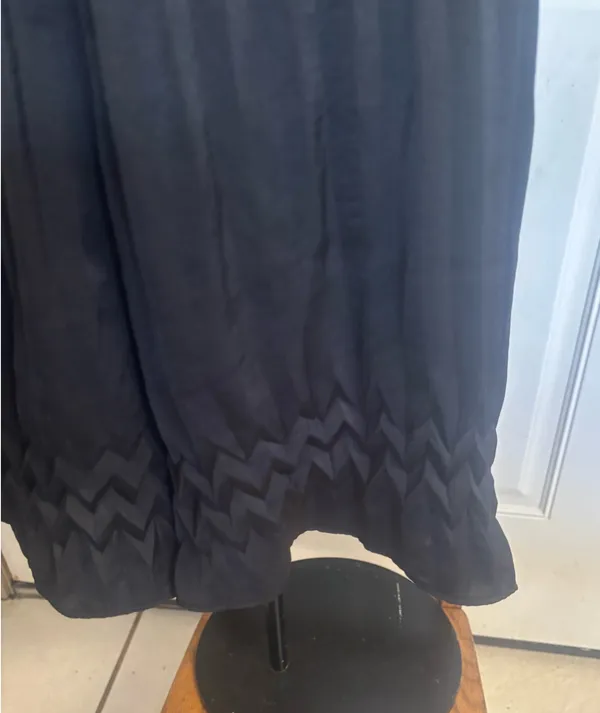 Large Entro Black short sleeve tie back chevron design hem Pleated romper. - Image 3