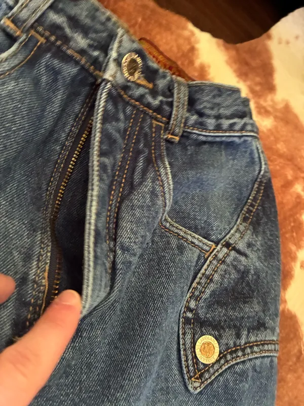 Vintage Lawman medium washed high rise jeans size 0 slim fit will measure upon request The only flaw on these jeans is the zipper is missing on the fly BUT that's such a easy fix. Price reflects. - Image 4