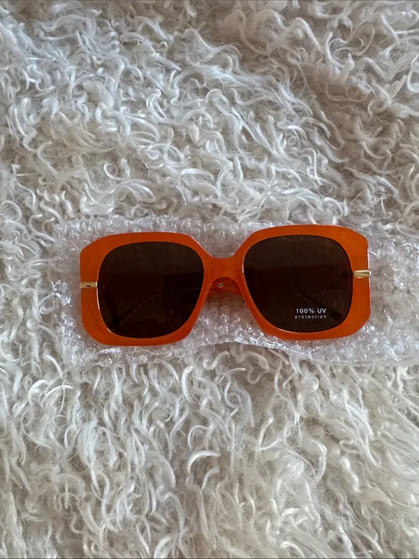 NWT orange square sunglasses with 100% UV protection - Image 4