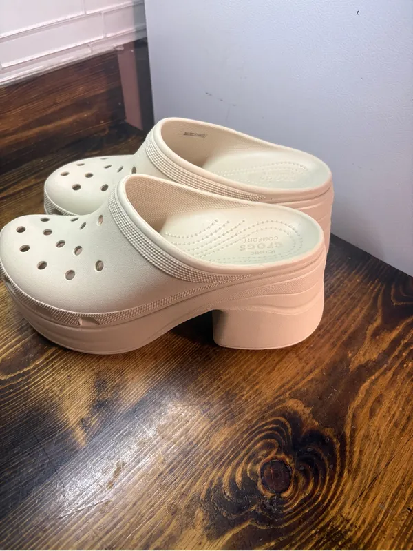 Crocs tan heeled mules size 12 - Image 2