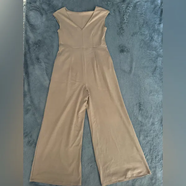Old Navy Stretchy tan/khaki wide leg jumpsuit with a flattering fit - Image 3