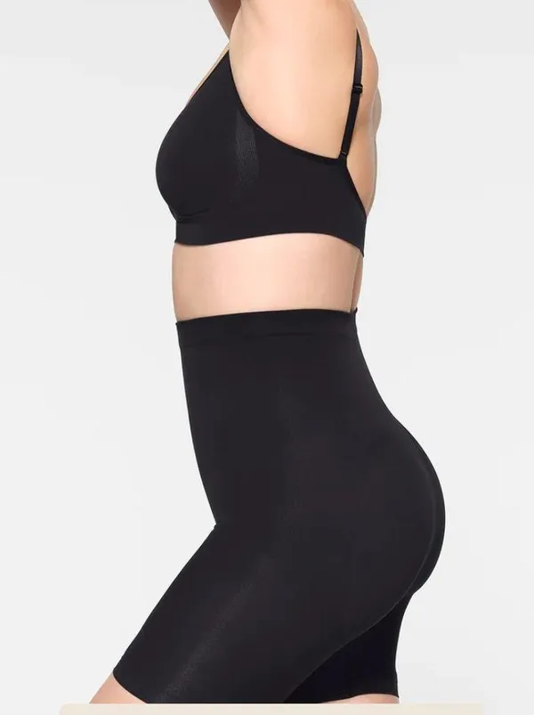 SKIMS SEAMLESS SCULPT MID THIGH SHORT, color black - Image 3