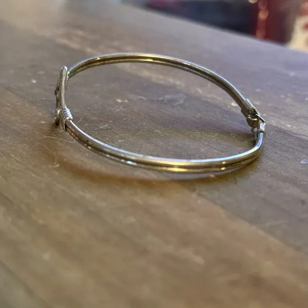 Silver tone open heart wire bangle bracelet - Image 2