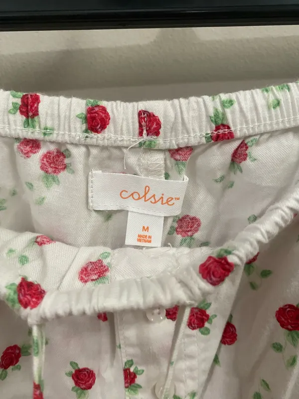 Colsie White Pants with Red Rose Print Size M - Image 3