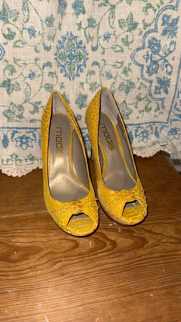 Moda Yellow Faux Snakeskin Heels - Image 2