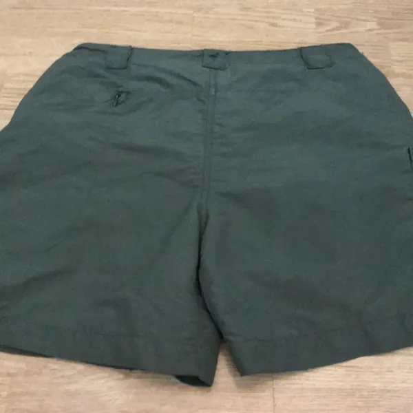 Columbia women’s outdoor UPF+30 olive green shorts - Image 5
