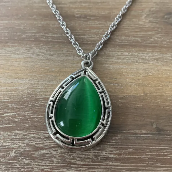 Green teardrop pendant necklace Silver - Image 2