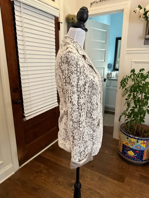 Comme Toi EUC Unique Anthropologie Elegant Lace Women's Jacket with Pockets - Image 3