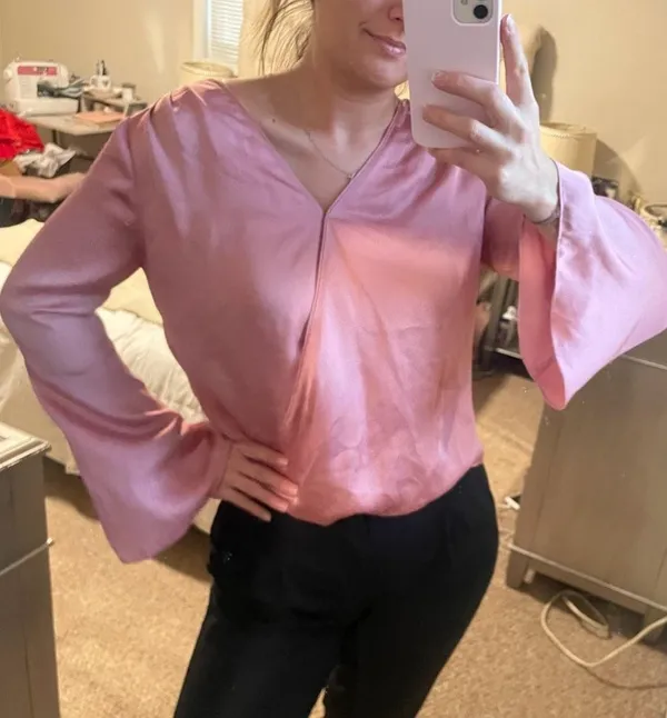White House Black Market pink satin long sleeve blouse! - Image 8