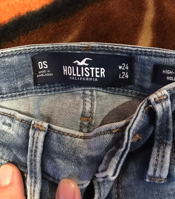 Hollister High Rise Ripped Jeans - Image 3