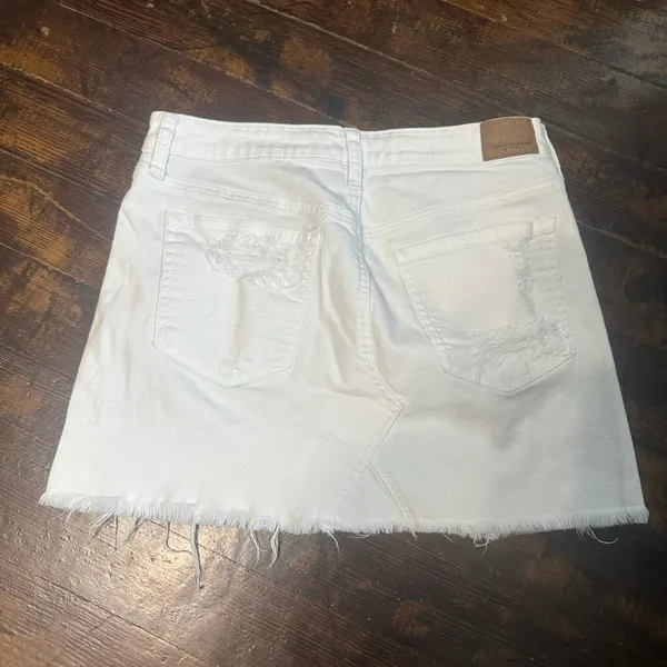 American Eagle 6 distressed raw hem white denim skirt - Image 2