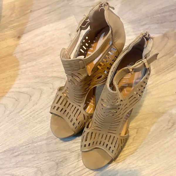 TOP Moda Brown Cutout stacked tan gladiator heels size 9 - Image 2