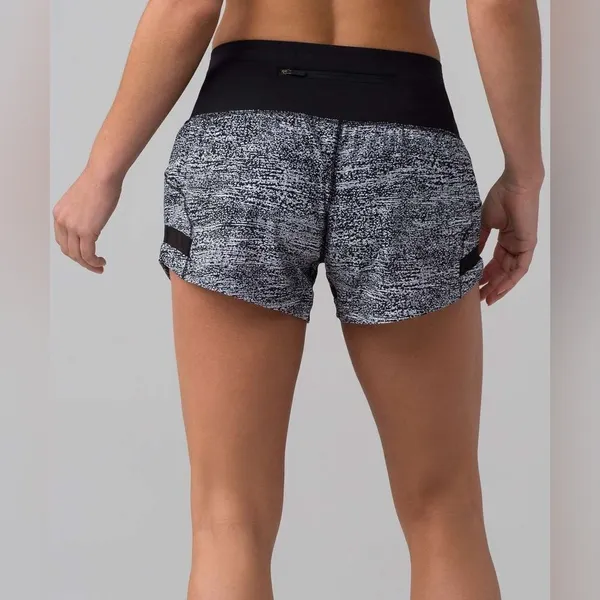 Lululemon Pace Perfect Shorts 3" Air Time White Black Size 4 - Image 3