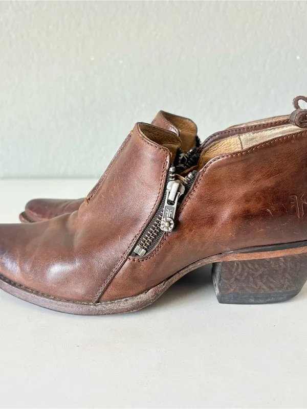 Frye Poined Toe Ankle Boots Brown Leather Western Block Heels Women’s Size 8 B - Image 3