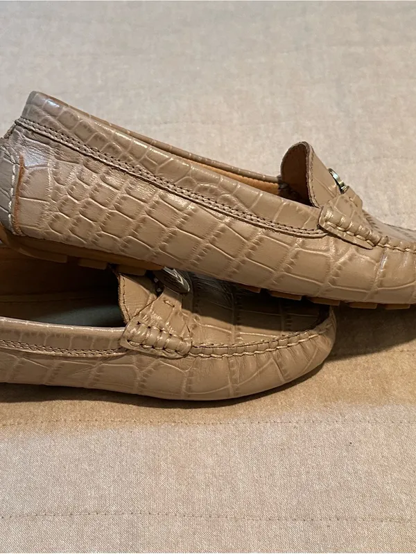 Ralph Lauren Taupe Croc-Embossed Leather Loafers with Gold RL Medallion - Image 6