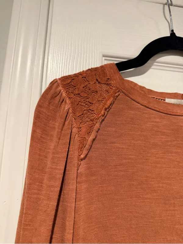 NWT Knox Rose Size M Rust Lace Shoulder Smocked Cuff Long Sleeve Boho Top - Image 3