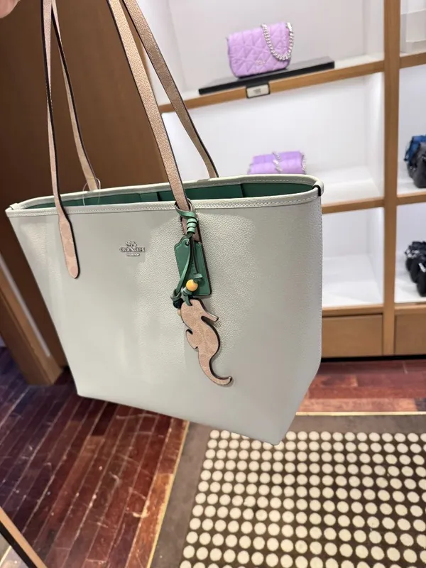 NWT！COACH Large City Tote Bag With Seahorse Charm（COACH CBH79） - Image 2