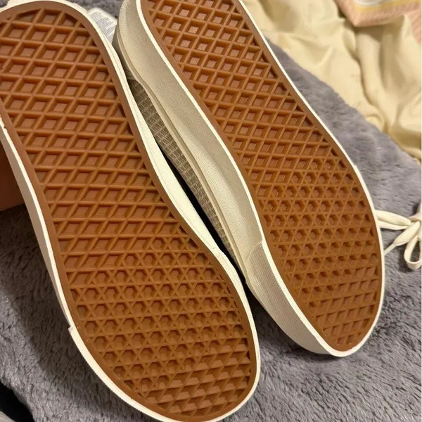 Vans Women's Beige and White Sneakers - Image 3