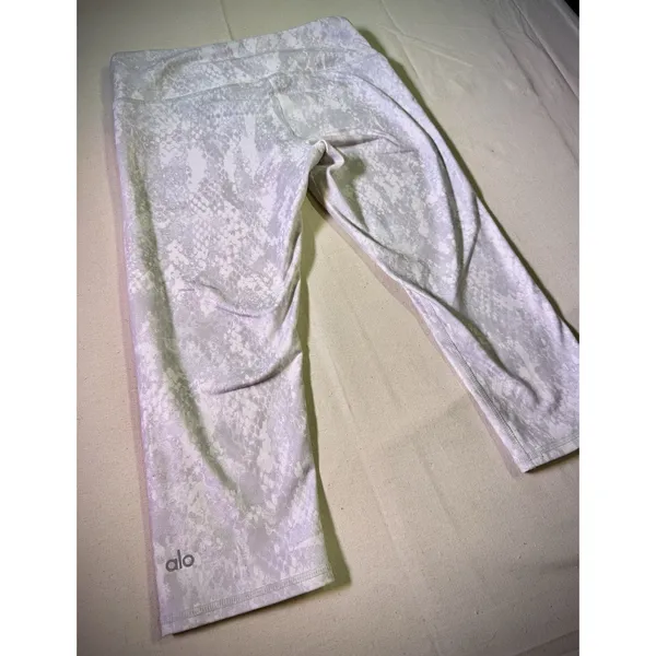 Alo Yoga White Snake Skin Print Cropped Leggings size XS - 17" Inseam (A3) - Image 4