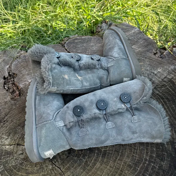 Ugg Australia Bailey Button Triplet II Gray Shearling Boots 1873 women size 8 Casual - Image 3