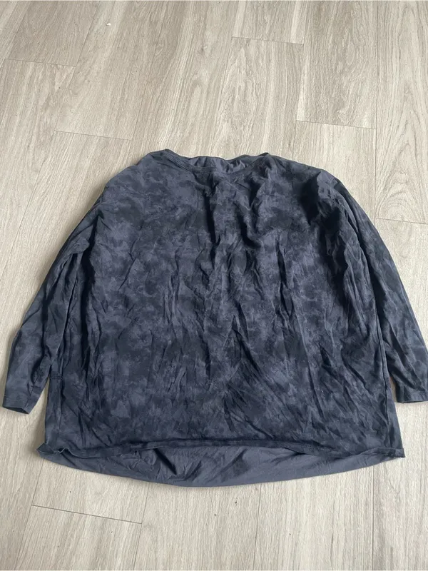 CRZ YOGA Women's Long Sleeve Tee in Charcoal Tie-Dye - Image 2
