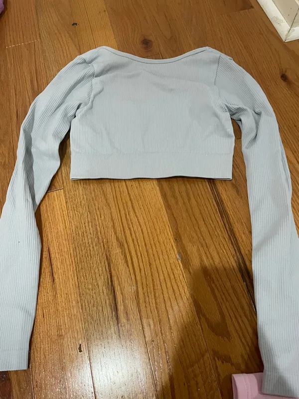 Amazon grey seamless workout top long sleeve size small - Image 2